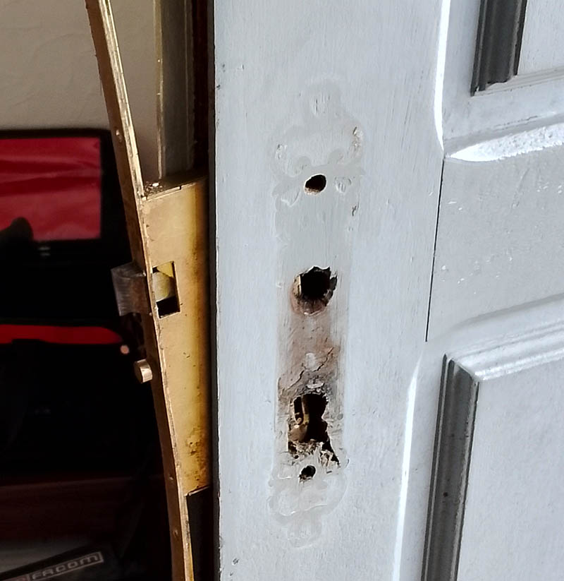 AS - Ancienne serrure en cours de remplcement